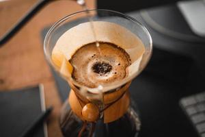 chemex para preparar café, café chemex despeje sobre a cafeteira e chaleira de gotejamento foto