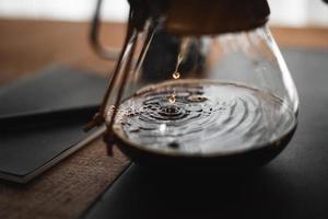 chemex para preparar café, café chemex despeje sobre a cafeteira e chaleira de gotejamento foto