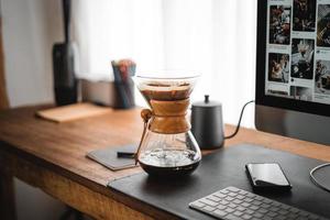 chemex para preparar café, café chemex despeje sobre a cafeteira e chaleira de gotejamento foto