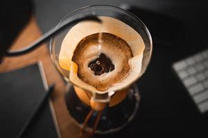 chemex para preparar café, café chemex despeje sobre a cafeteira e chaleira de gotejamento foto