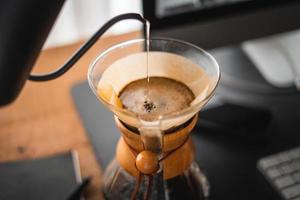 chemex para preparar café, café chemex despeje sobre a cafeteira e chaleira de gotejamento foto