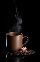 xícara de café aromática com fumaça e feijão foto