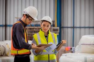 engenheiro de fábrica sob inspeção e verificação do processo de produção de qualidade na estação de fabricação de máscara facial usando uniforme casual e capacete de segurança na plantação da fábrica. foto