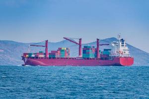 navio porta-contentores negócios importação exportação logística e transporte por navio porta-contentores com fundo de céu azul. foto
