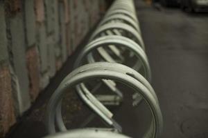 estacionamento para bicicletas está vazio. foto