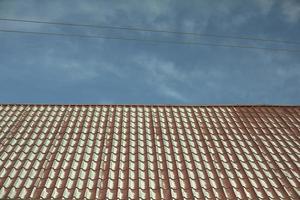 telhado do edifício. telhado velho. telhas na casa. foto