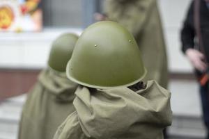 uniformes do exército do close-up da segunda guerra mundial. sobretudo e capacete. fotografia interna. foto