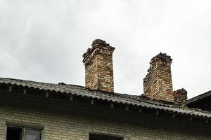 telhado velho com chaminés. casa velha. foto