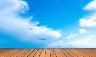 mesa de madeira 3d com céu azul foto