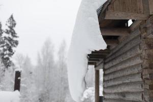 neve no telhado. vila no inverno. detalhes de casas na aldeia. foto