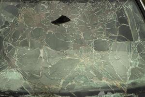 vidro quebrado em detalhes. pára-brisa do carro após o acidente. muitos pedaços pequenos. foto