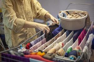 lavar roupas em casa. mãe apaga as coisas. foto