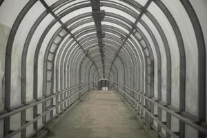 longo túnel à tarde. corredor de aço com luz natural. travessia de pedestres do outro lado da rua. a estrada para as pessoas. foto