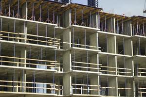 início da construção do edifício. construção de concreto. tetos da casa. foto