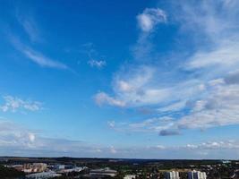 centro da cidade de luton e edifícios locais, vista do drone de alto ângulo do centro da cidade de luton e da estação ferroviária. luton inglaterra grã-bretanha foto