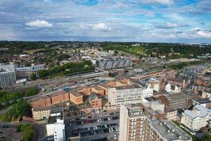 centro da cidade de luton e edifícios locais, vista do drone de alto ângulo do centro da cidade de luton e da estação ferroviária. luton inglaterra grã-bretanha foto