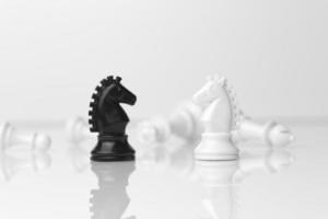 xadrez- dois cavaleiros em preto e branco foto