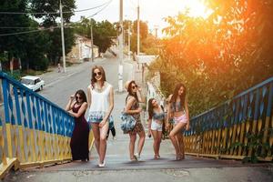 cinco garotas lindas na cidade foto