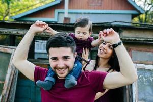 jovem família com uma criança na natureza foto