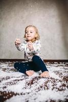 menina está brincando com bolas de espuma foto