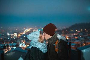 casal no fundo da paisagem urbana à noite foto