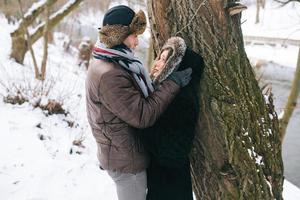 homem e mulher abraçando, vista de perto foto