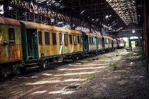 trens antigos na estação de trem abandonada