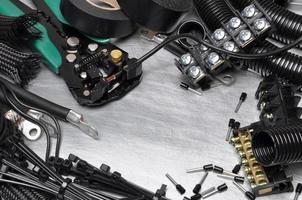 ferramentas e kit de componentes para uso em instalações elétricas foto