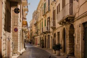 rua italiana medieval em trani foto