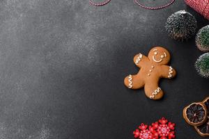 deliciosos biscoitos de gengibre com mel, gengibre e canela. composição de inverno foto