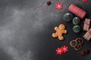 deliciosos biscoitos de gengibre com mel, gengibre e canela. composição de inverno foto