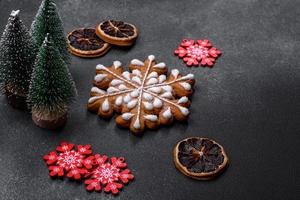 deliciosos biscoitos de gengibre com mel, gengibre e canela. composição de inverno foto