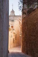 antiga rua estreita em mdina, malta. foto