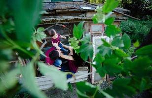 jovem família com uma criança na natureza foto