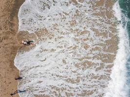 vista aérea do drone voador de pessoas relaxando foto