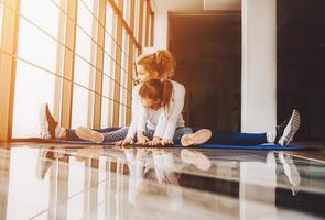 mãe e filha se divertem no ginásio foto