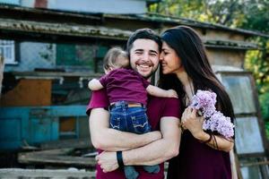 jovem família com uma criança na natureza foto