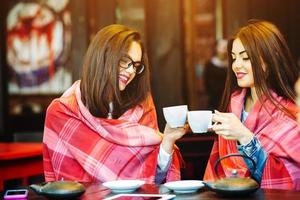 fofocando duas meninas jovens e bonitas foto