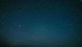uma imagem simples de um lindo céu estrelado foto