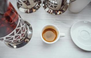 xícara de cappuccino na mesa de madeira branca. foto