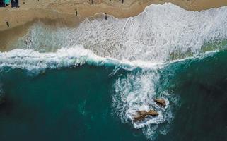 praia com espreguiçadeiras na costa do oceano foto