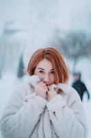 modelo feminino retrato lá fora na primeira neve foto