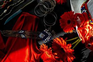 conjunto de acessórios de moda vermelhos, brancos e coloridos em um fundo preto foto