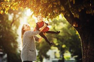 mãe e filha brincando em um parque foto