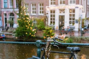 bicicletas ao longo de uma ponte sobre os canais de amsterdã foto