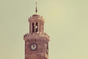 izmir, turquia, torre do relógio na praça konak foto