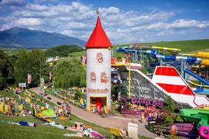 toboáguas coloridos no aquapark tatralandia na cidade liptovsky mikulas na eslováquia foto