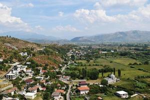 vista dos arredores da cidade de shkoder na albânia de uma altura foto