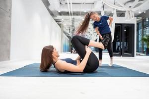 mãe e filha fazem alongamento antes do exercício foto