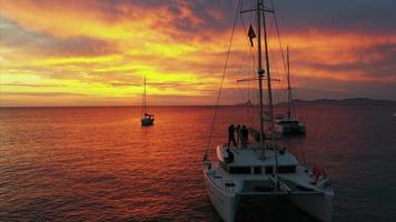 vista aérea do drone em barcos de transporte no mar, pôr do sol foto